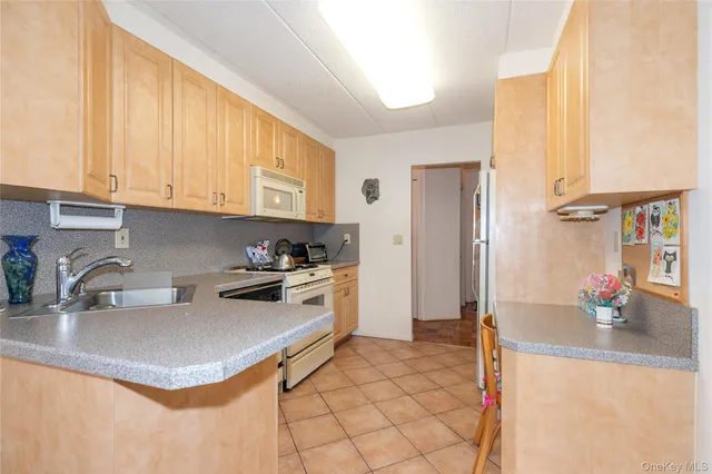 $605,000 | 10 Ipswich Avenue, Unit 3I, Great Neck, NY 11021