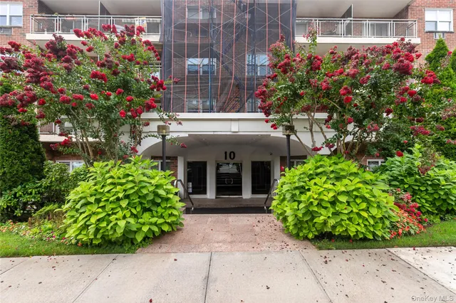 $605,000 | 10 Ipswich Avenue, Unit 3I, Great Neck, NY 11021