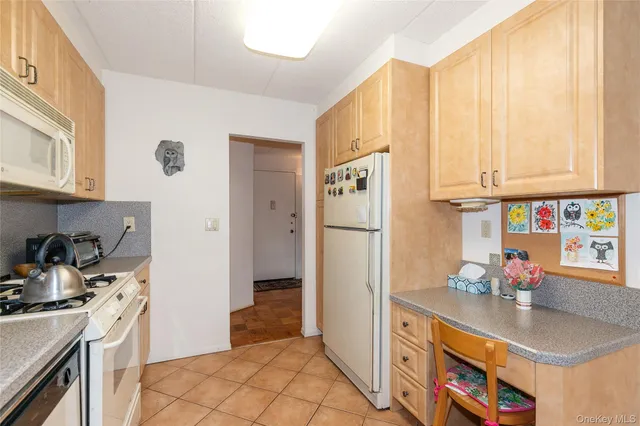 $605,000 | 10 Ipswich Avenue, Unit 3I, Great Neck, NY 11021