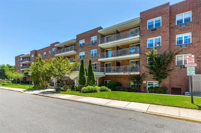 $605,000 | 10 Ipswich Avenue, Unit 3I, Great Neck, NY 11021