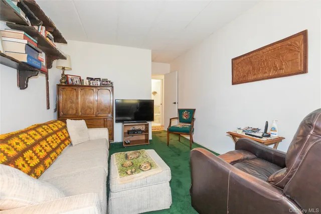 $605,000 | 10 Ipswich Avenue, Unit 3I, Great Neck, NY 11021