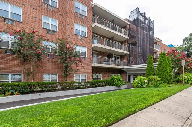 $605,000 | 10 Ipswich Avenue, Unit 3I, Great Neck, NY 11021