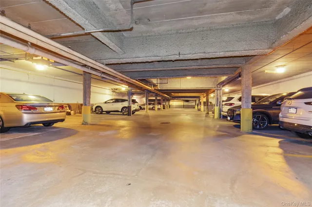 $605,000 | 10 Ipswich Avenue, Unit 3I, Great Neck, NY 11021