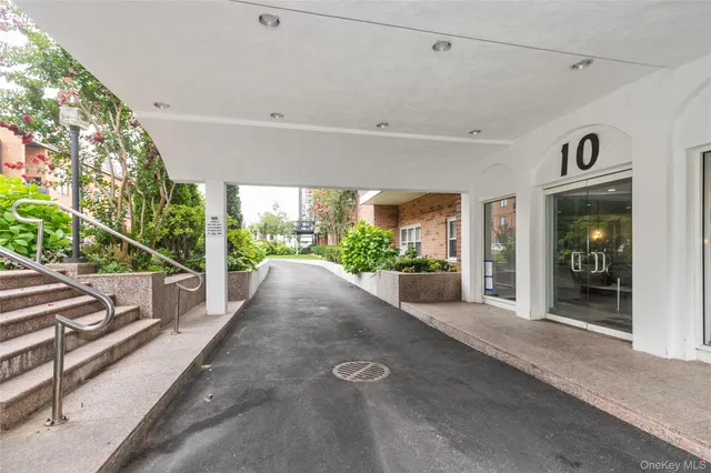 $605,000 | 10 Ipswich Avenue, Unit 3I, Great Neck, NY 11021