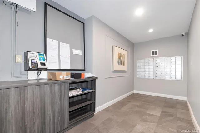 $605,000 | 10 Ipswich Avenue, Unit 3I, Great Neck, NY 11021