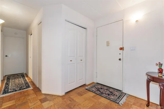 $605,000 | 10 Ipswich Avenue, Unit 3I, Great Neck, NY 11021