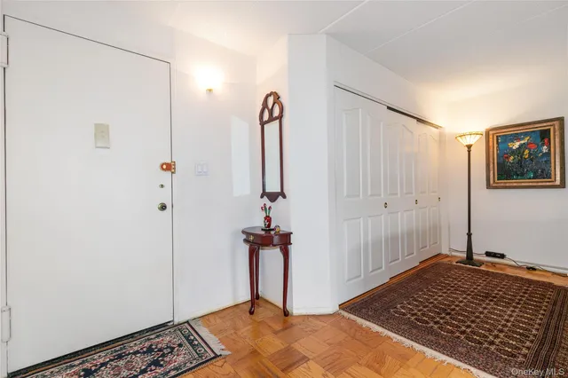 $605,000 | 10 Ipswich Avenue, Unit 3I, Great Neck, NY 11021