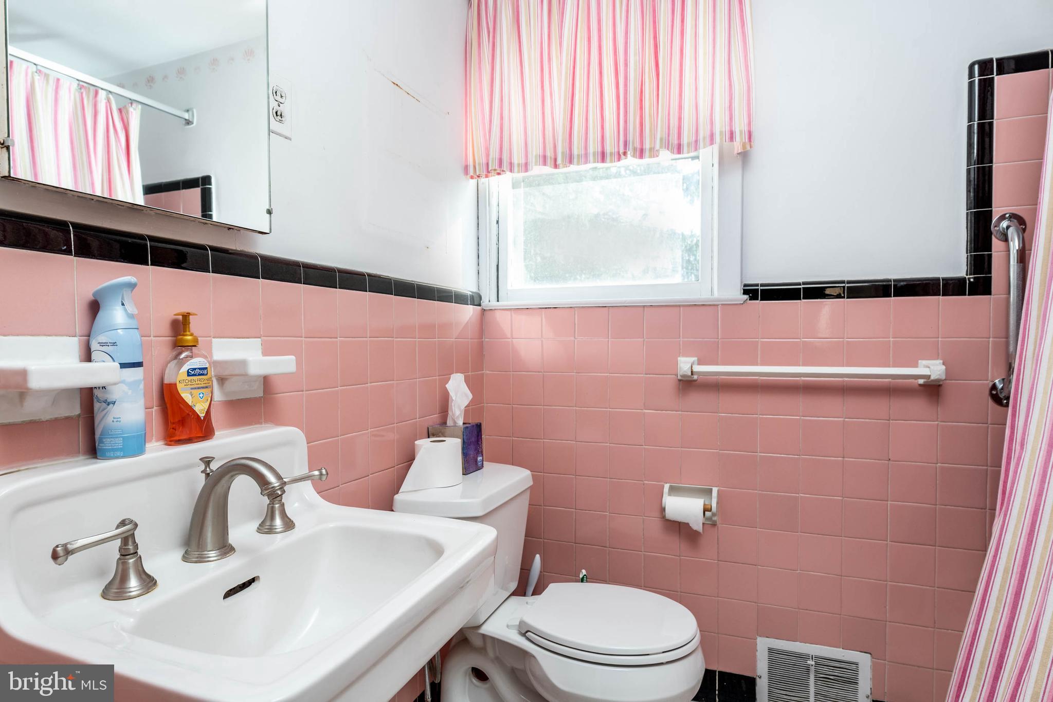405 Sugartown Road Wayne, PA 19087 - Photo 17 of 25 Main Bathroom