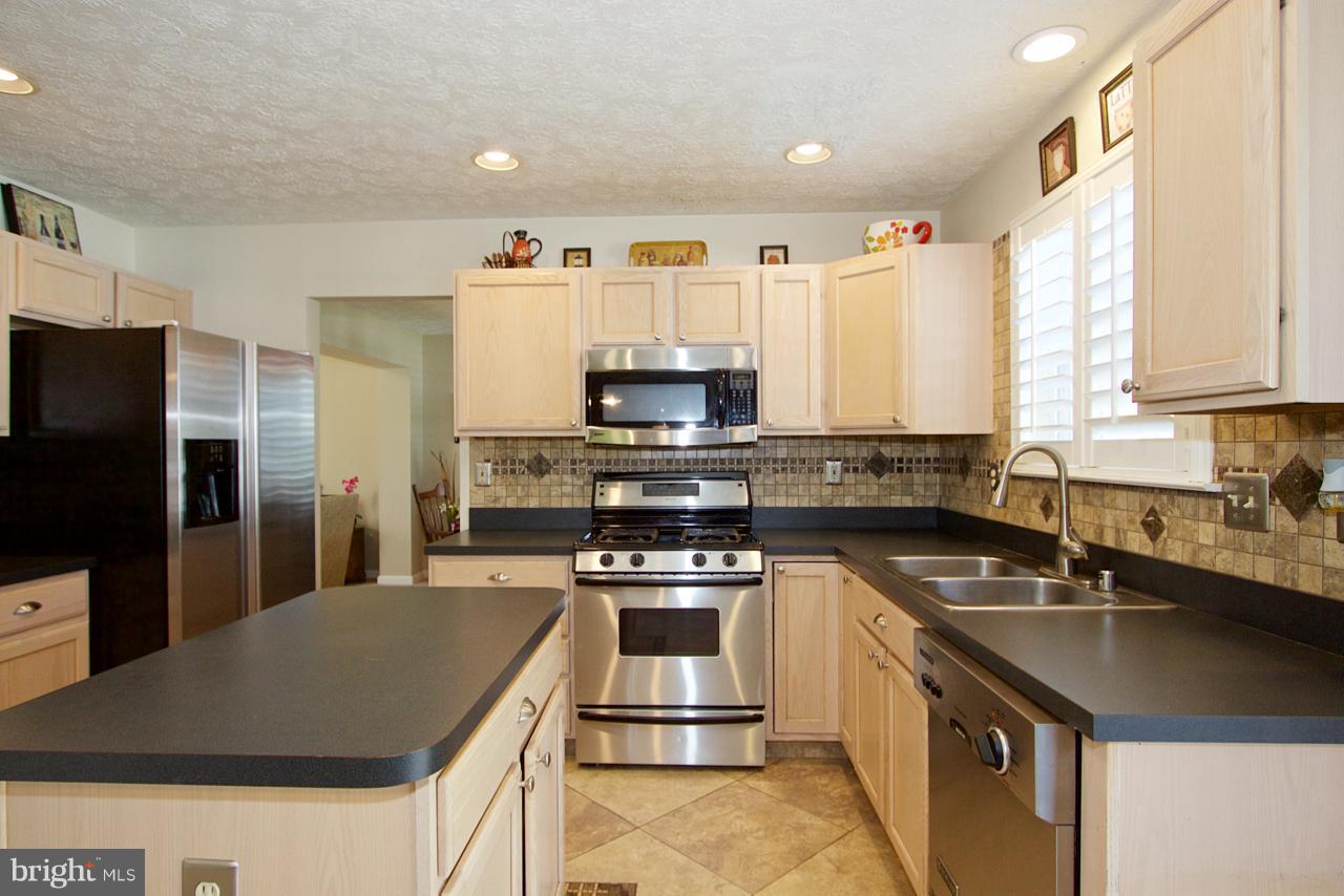 425 Spry Island Road Joppa, MD 21085 - Photo 9 of 30 Kitchen with stainless steel appliances