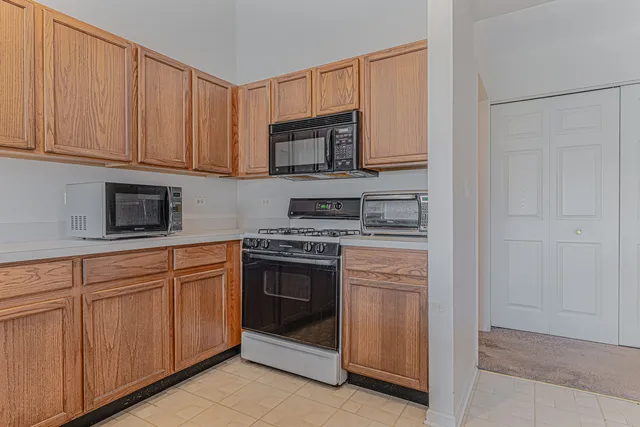 $260,000 | 386 Gladstone Lane, Elgin, IL 60120