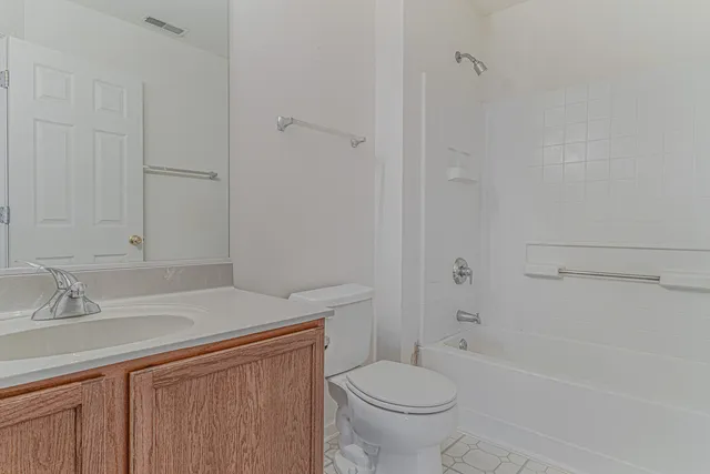 $260,000 | 386 Gladstone Lane, Elgin, IL 60120