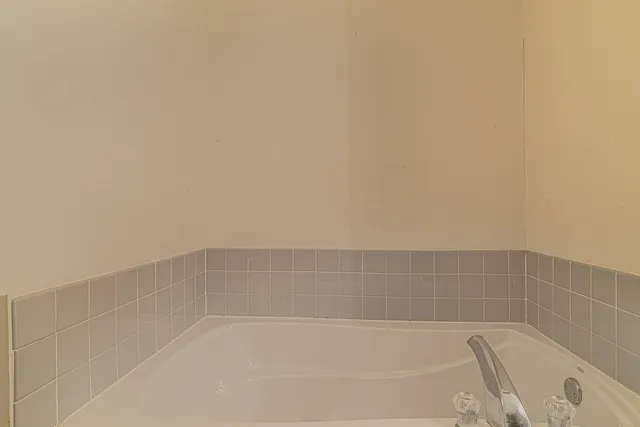 $260,000 | 386 Gladstone Lane, Elgin, IL 60120