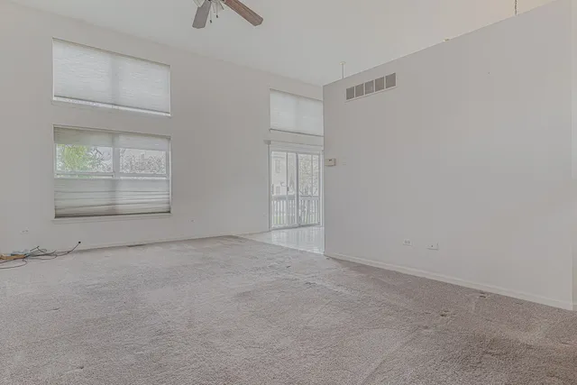 $260,000 | 386 Gladstone Lane, Elgin, IL 60120