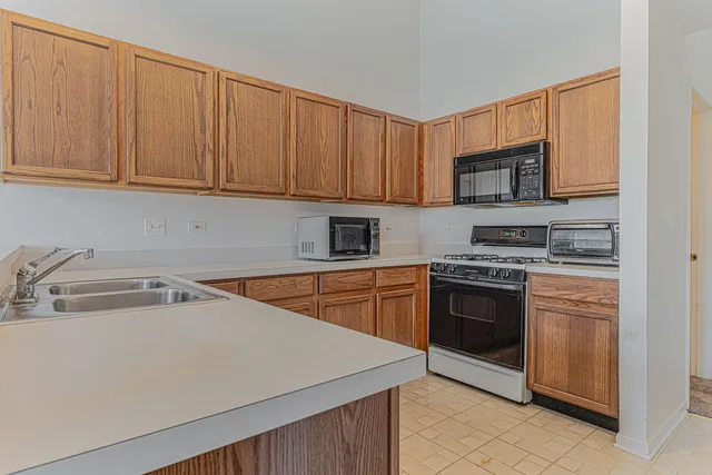 $260,000 | 386 Gladstone Lane, Elgin, IL 60120