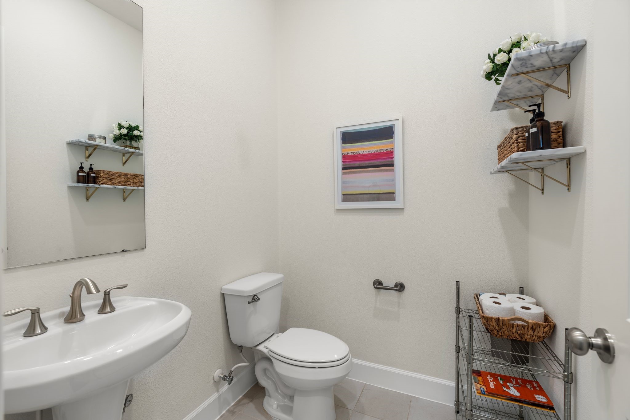 5230 Darling Street Houston, TX 77007 - Photo 5 of 34 The powder room sits near the entry and is discreetly separated from the living areas.