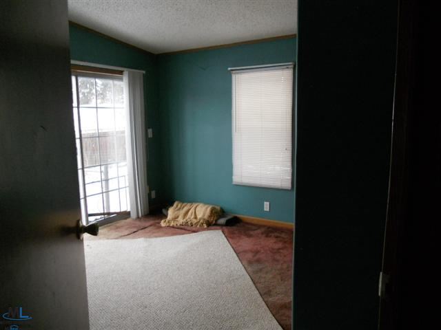 4111 Mapleleaf Road Waterford, MI 48328 - Photo 5 of 12 31135739-4.JPG