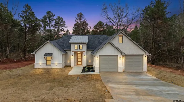 $407,800 | 19429 Cedarpark Place, Lindale, TX 75771