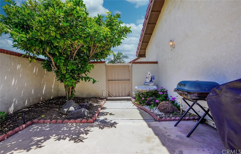 17 Filare Irvine, CA 92620 - Photo 27 of 46 a backyard of a house with table and chairs plants