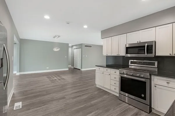 $2,950 | 595 Aberdeen Street, Hoffman Estates, IL 60169