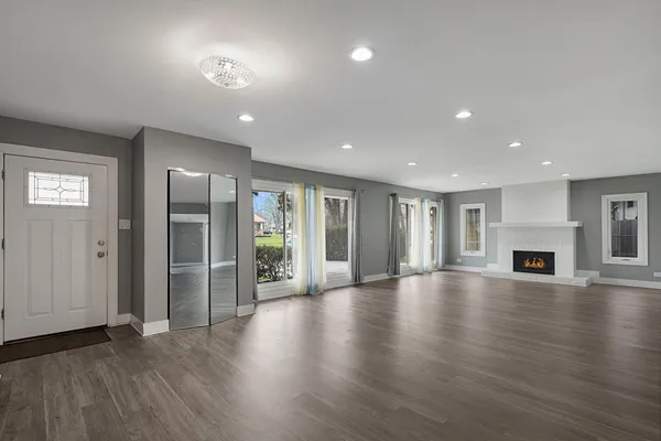 $2,950 | 595 Aberdeen Street, Hoffman Estates, IL 60169