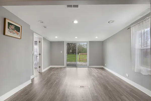 $2,950 | 595 Aberdeen Street, Hoffman Estates, IL 60169