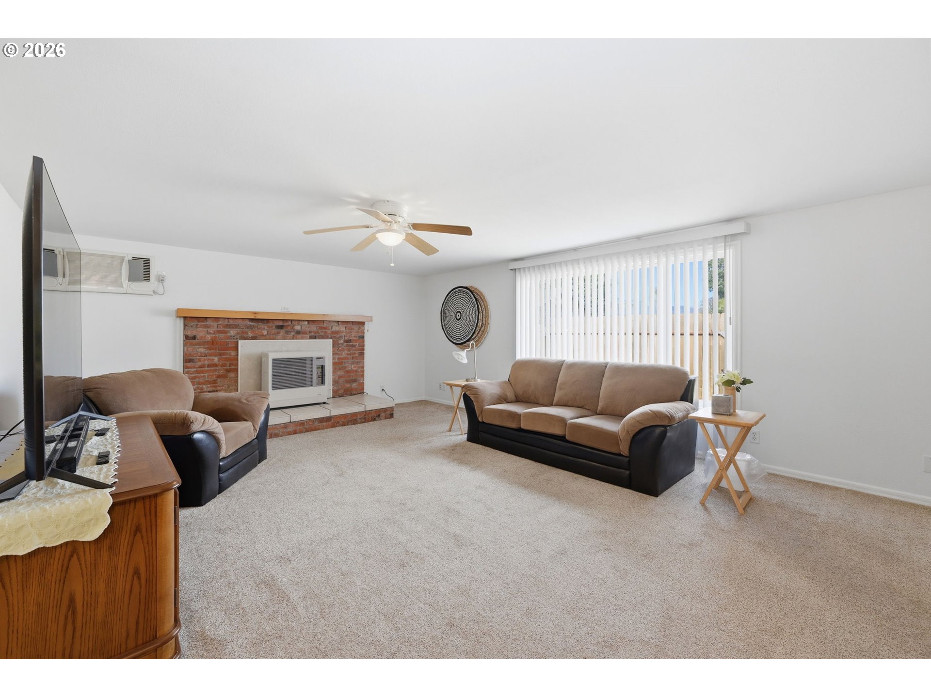 186 40th Street Springfield, OR 97478 - Photo 13 of 40 Living Room