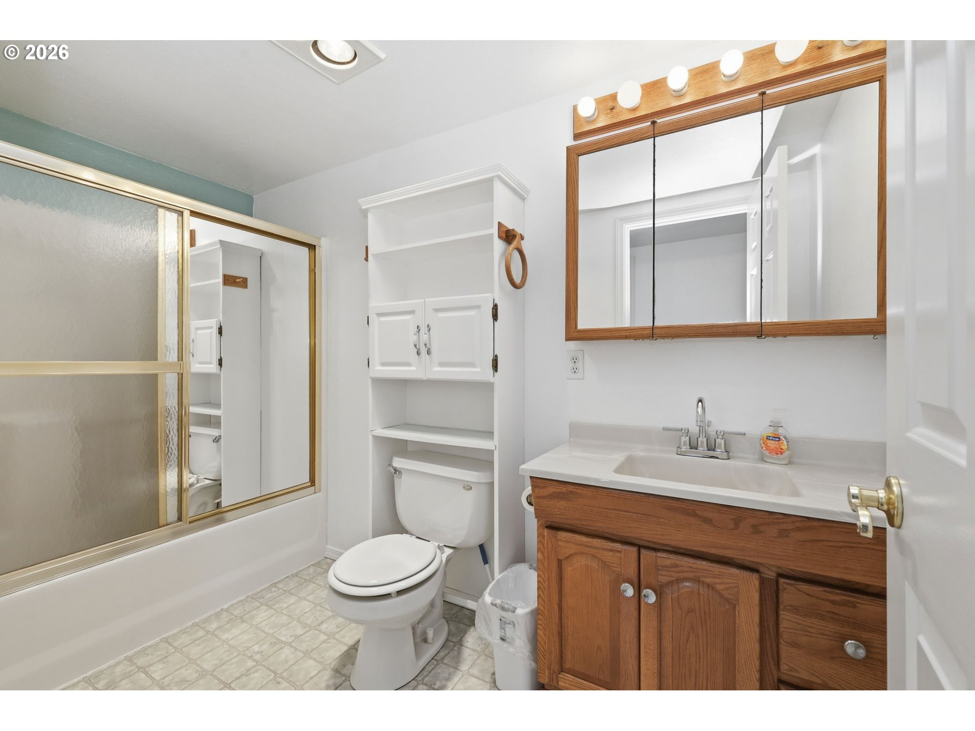 186 40th Street Springfield, OR 97478 - Photo 20 of 40 Bathroom