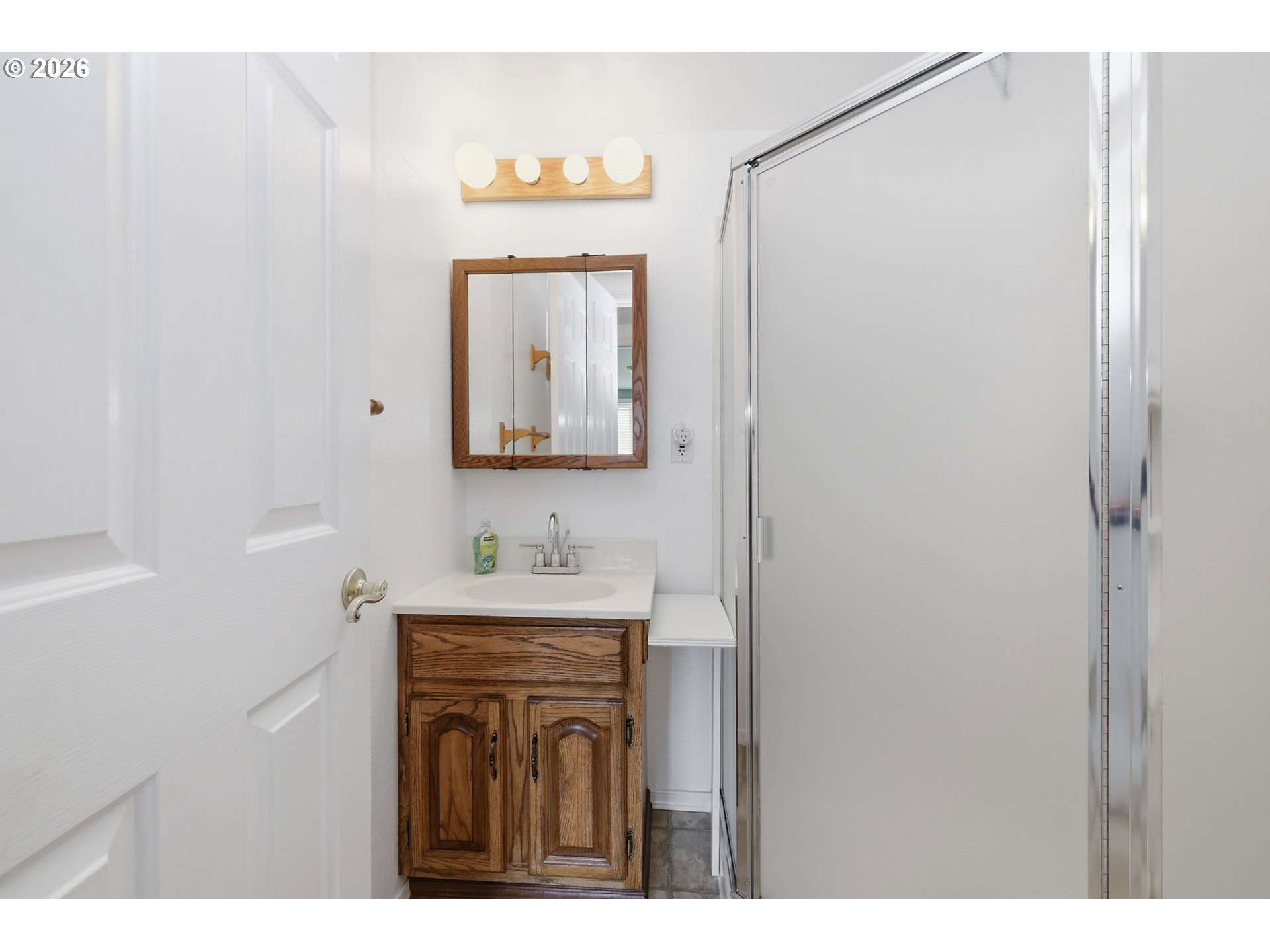 186 40th Street Springfield, OR 97478 - Photo 26 of 40 Bathroom