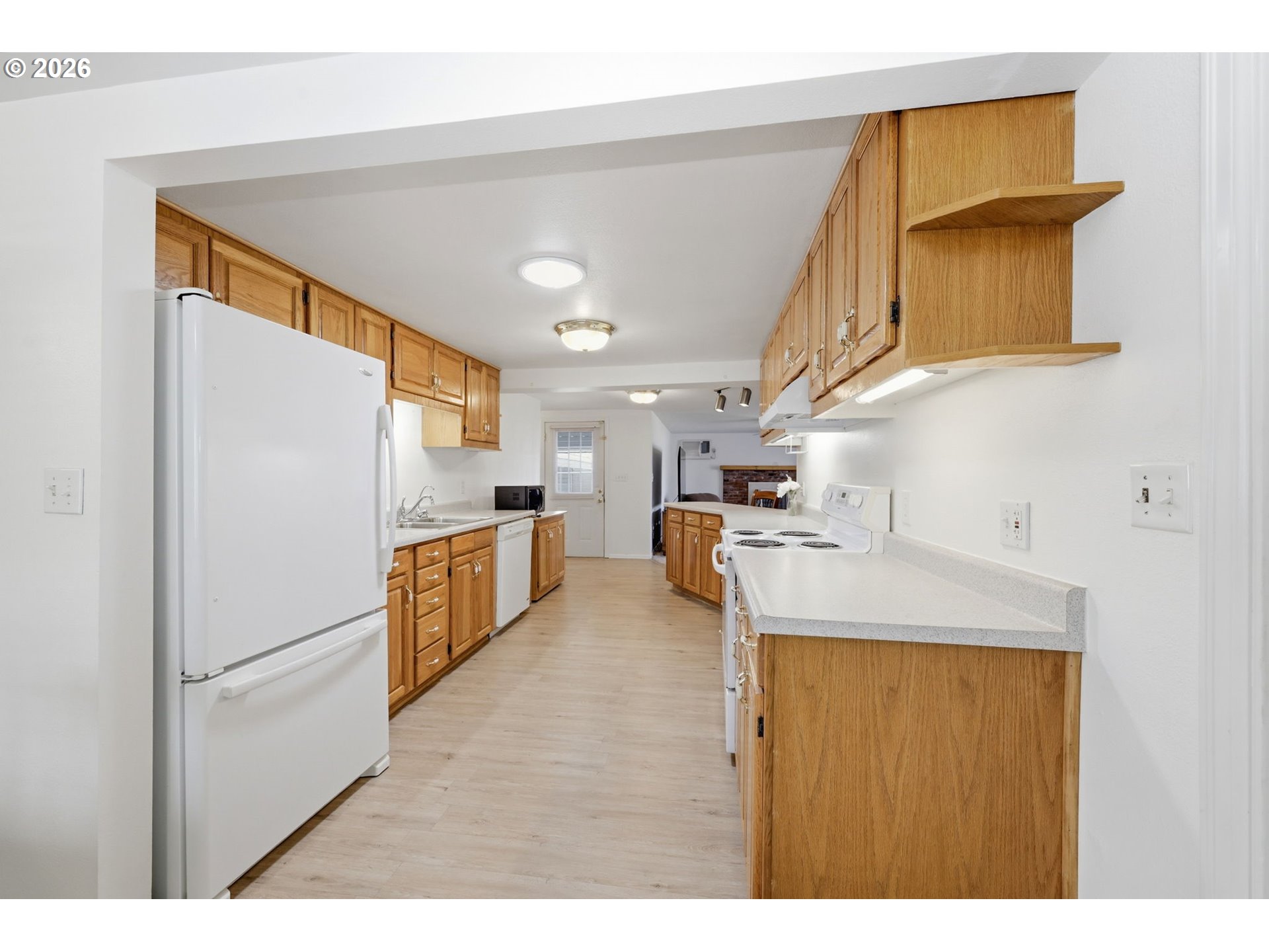 186 40th Street Springfield, OR 97478 - Photo 7 of 40 Kitchen