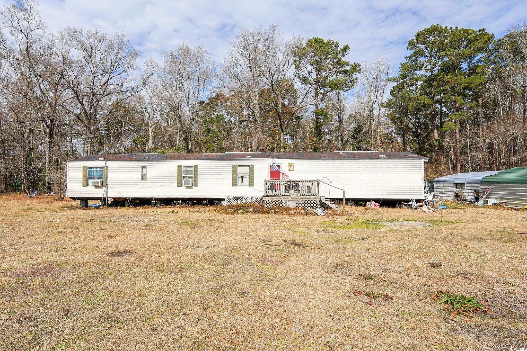 Manufactured / mobile home with a front yard