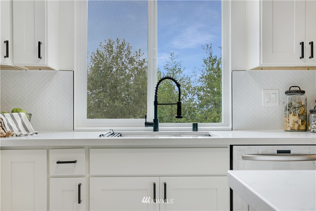 2807 Mill Avenue South Renton, WA 98055 - Photo 10 of 34 a sink with a potted plant on it