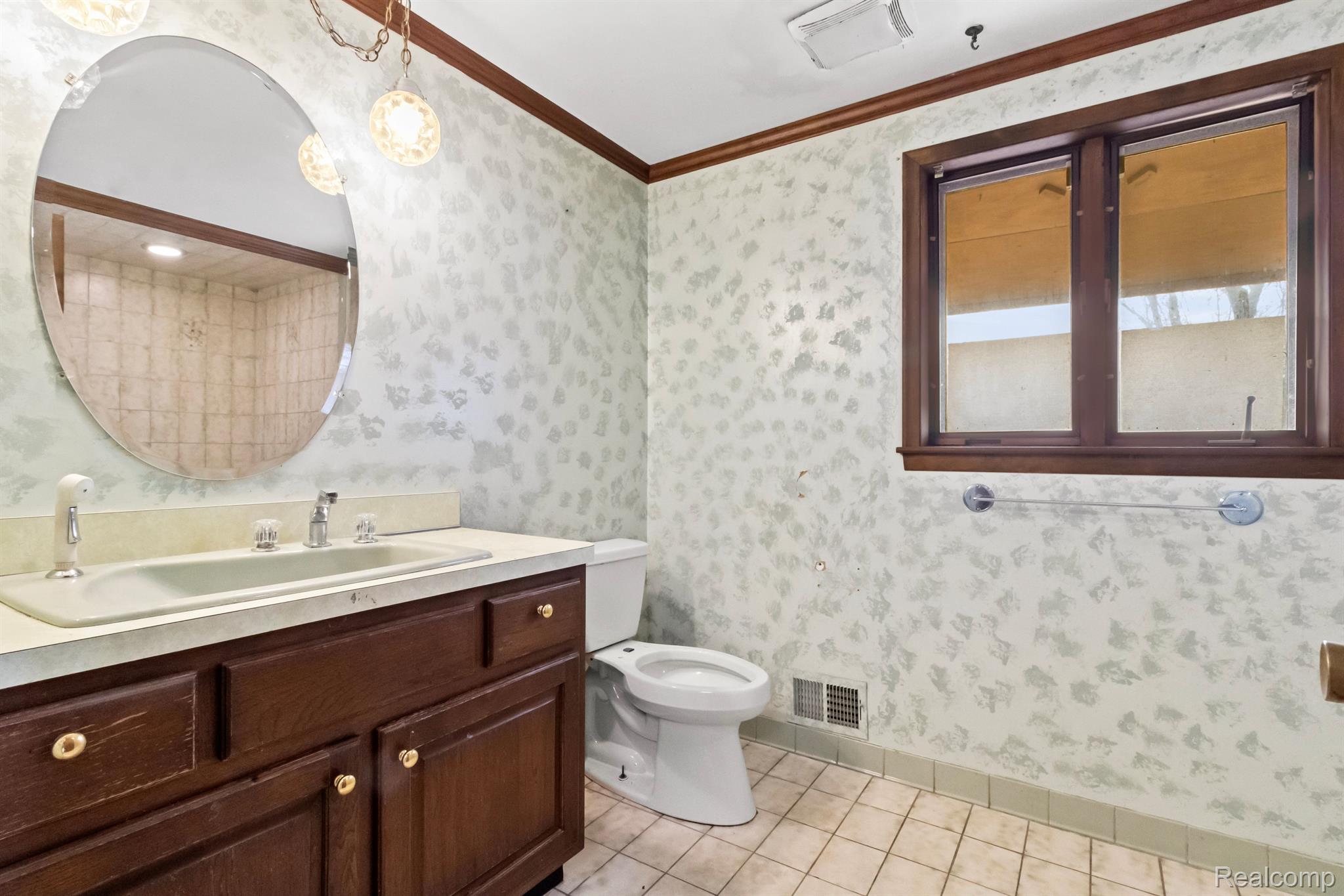 11400 Chicago Road Warren, MI 48093 - Photo 29 of 40 Bathroom 2 on 2nd floor