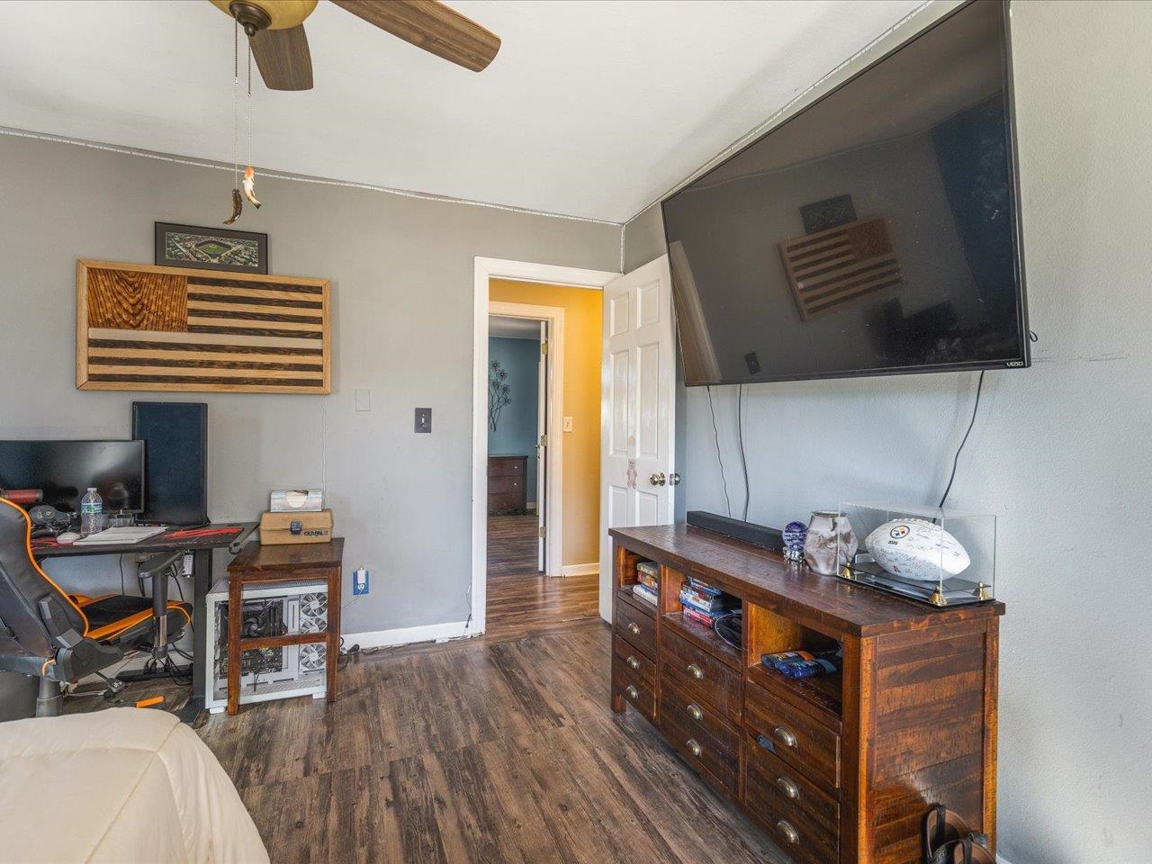 585 Knollwood Road Lake Summerset, IL 61019 - Photo 11 of 33 a room with furniture and wooden floor