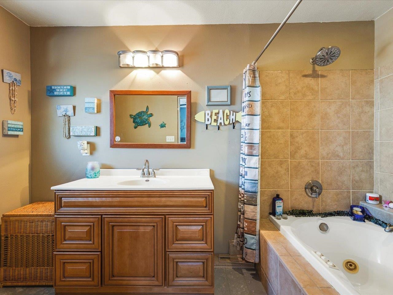 585 Knollwood Road Lake Summerset, IL 61019 - Photo 8 of 33 a bathroom with a sink and a bathtub