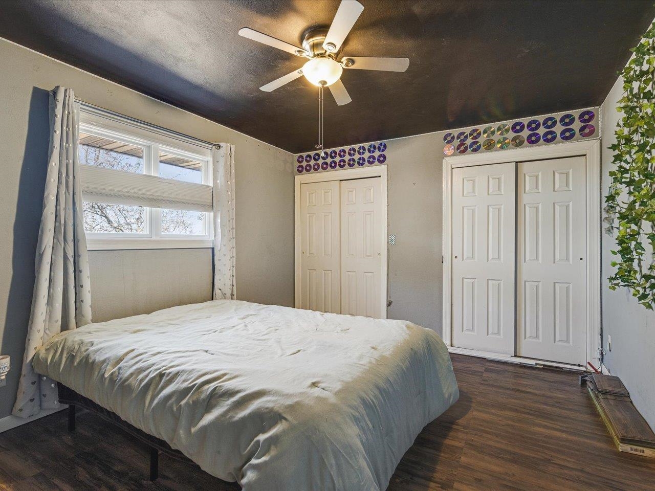 585 Knollwood Road Lake Summerset, IL 61019 - Photo 10 of 33 a spacious bedroom with a bed and a chandelier