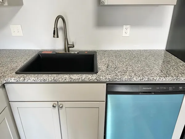 $2,000 | 1311 Hanover Street, Unit 25, Manchester, NH 03104