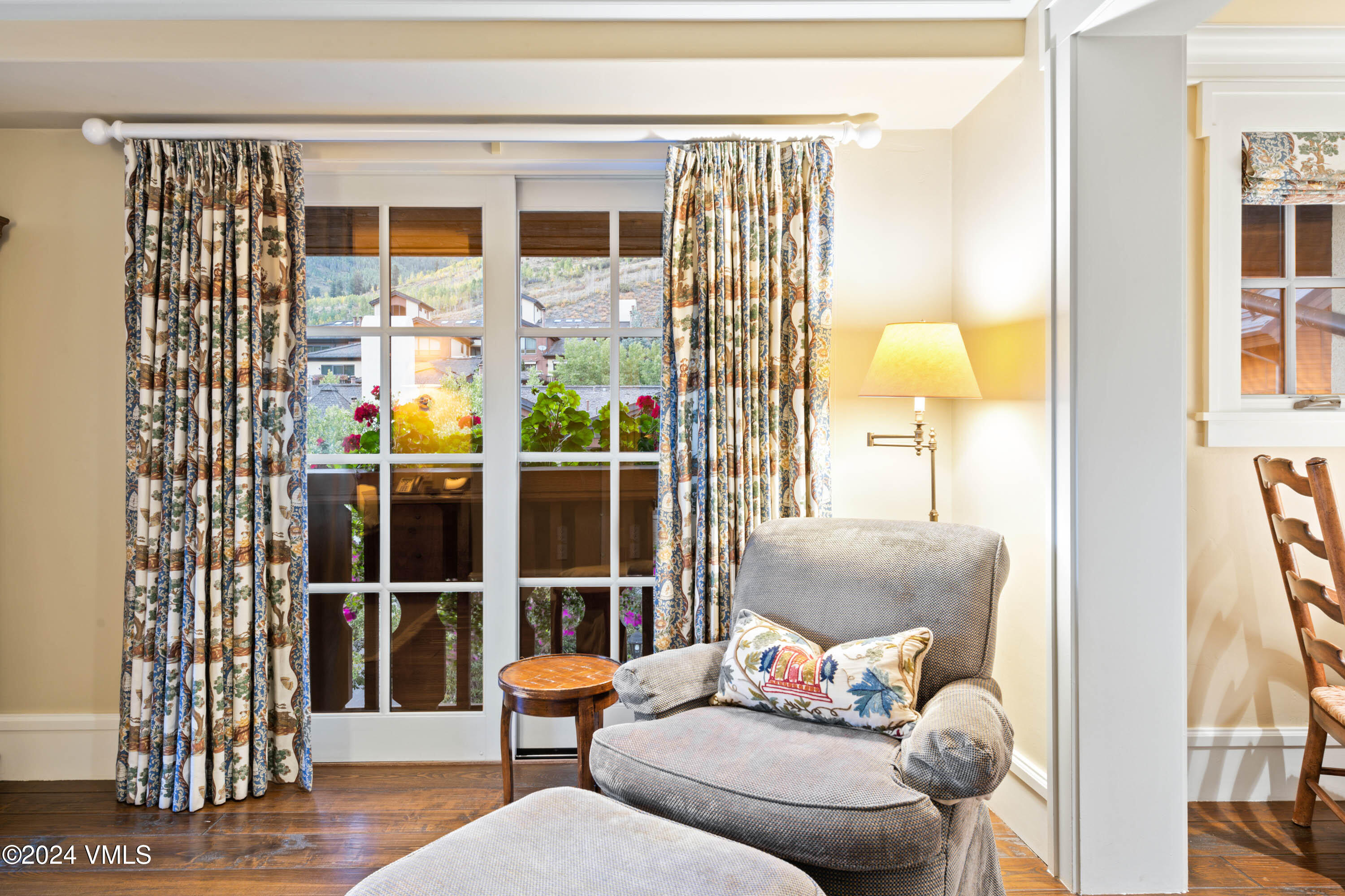 1 Willow Bridge Road, Unit 31 Vail, CO 81657 - Photo 14 of 39 a living room with furniture and a potted plant