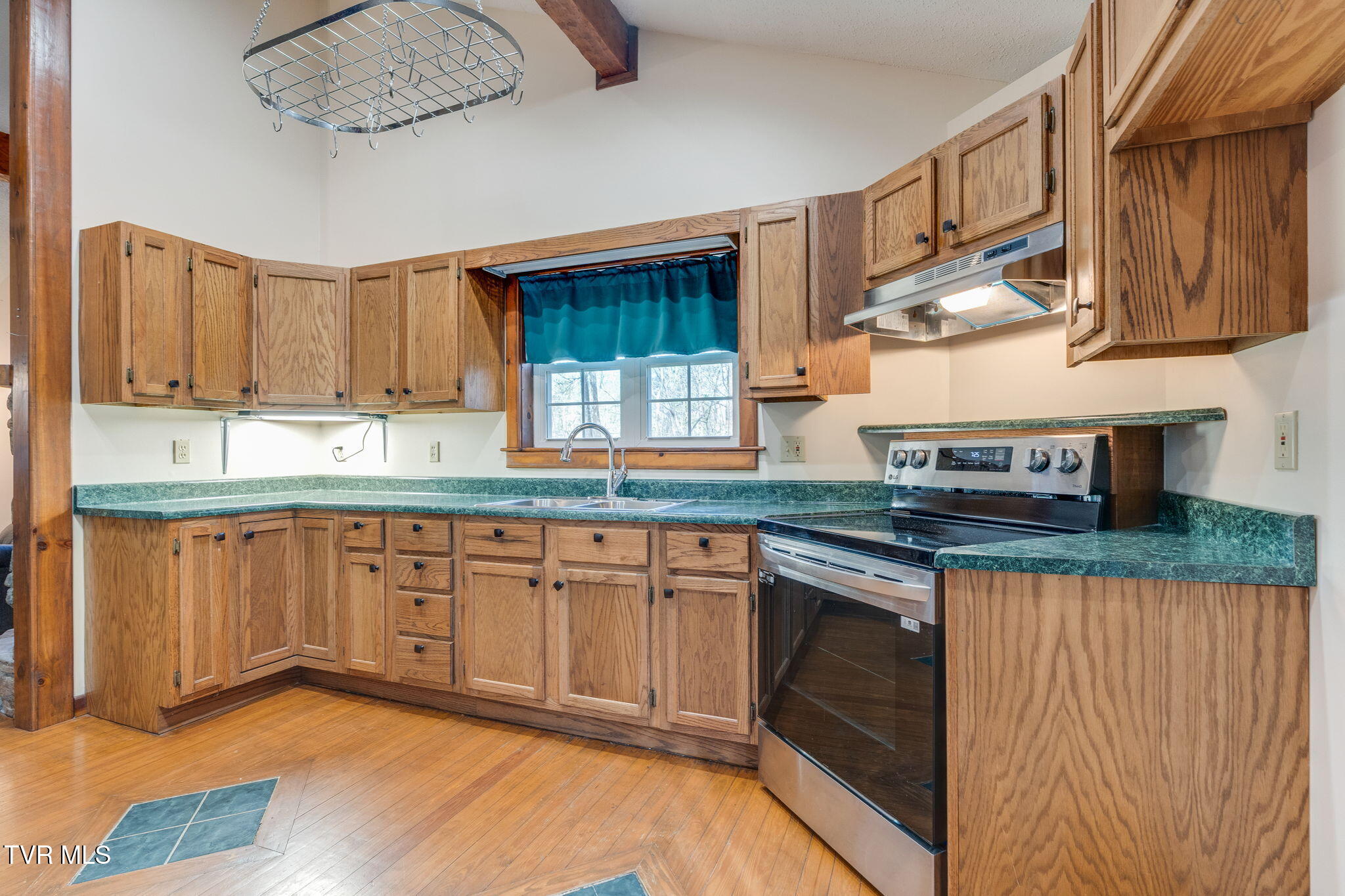 1072 Lower Paint Creek Road Greeneville, TN 37743 - Photo 11 of 37 010