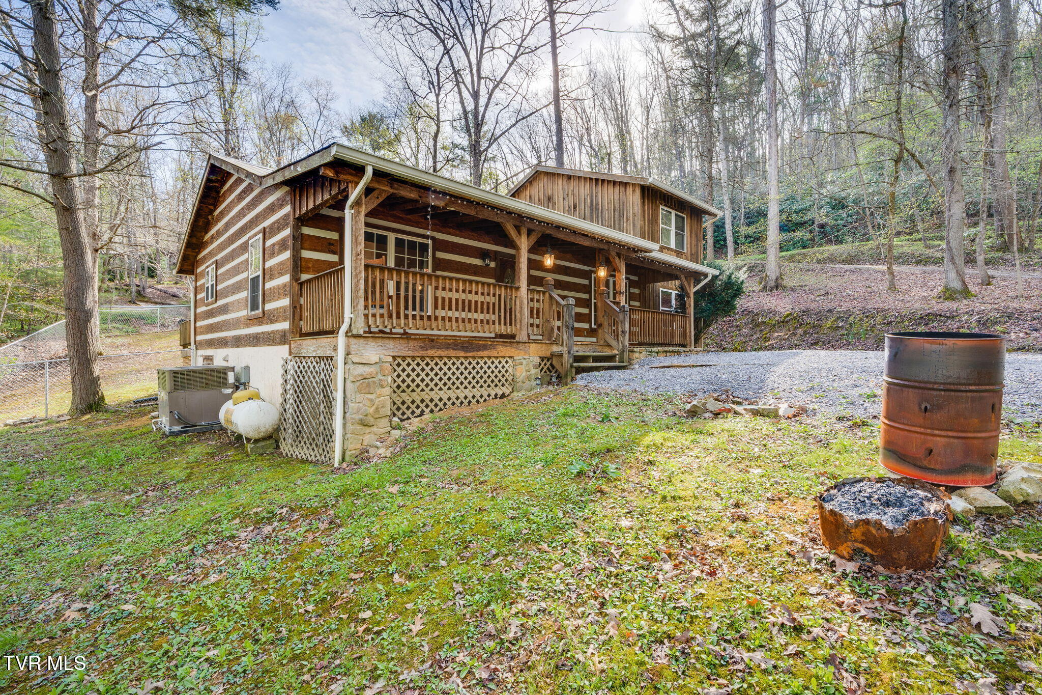 1072 Lower Paint Creek Road Greeneville, TN 37743 - Photo 4 of 37 002