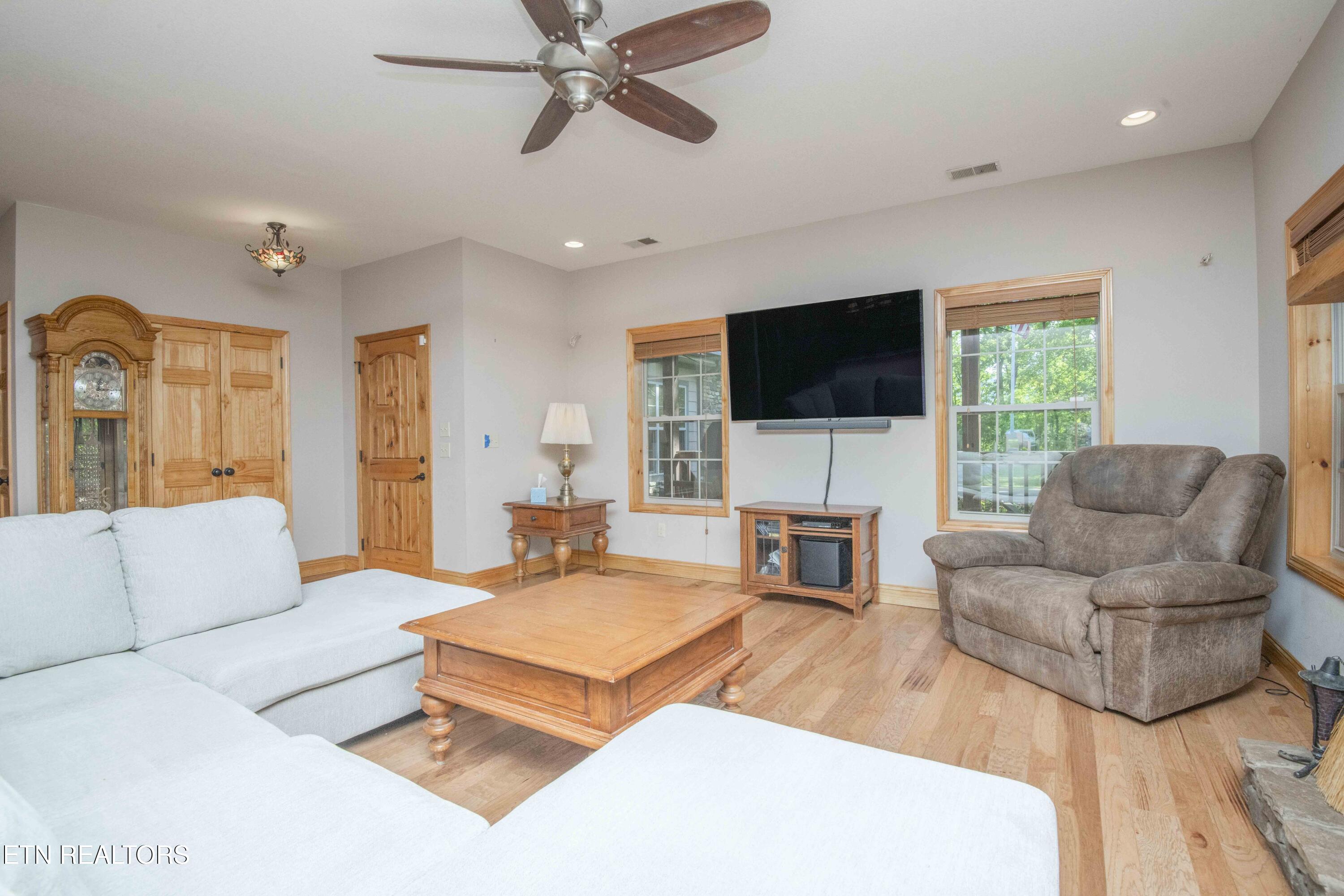 1033 Shell Mountain Road Sevierville, TN 37876 - Photo 25 of 60 living 6_1