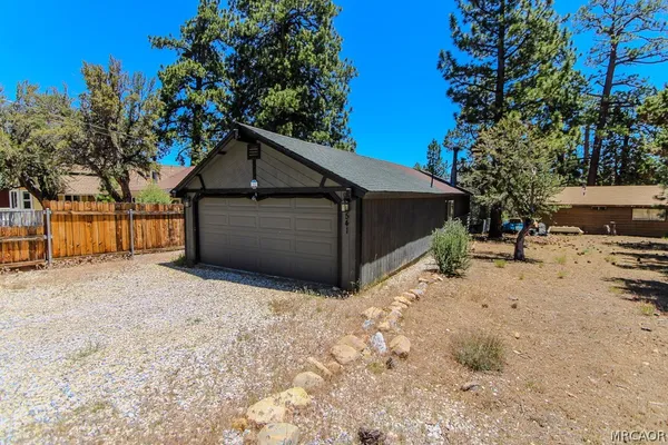 $1,800 | 541 Spruce Lane, Sugarloaf, CA 92386