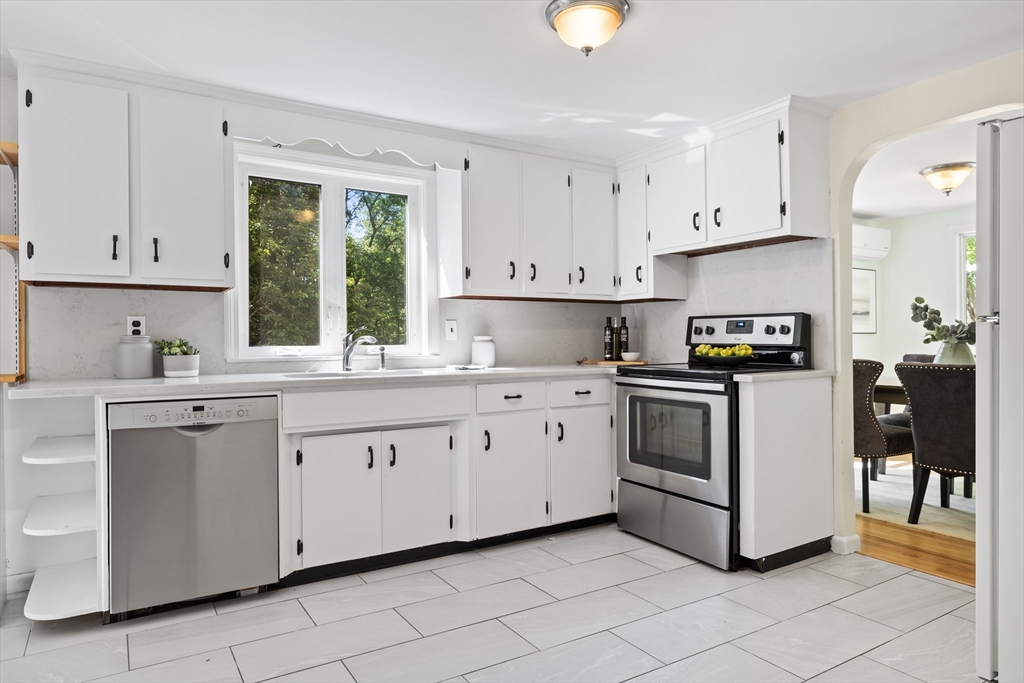 22 Rangeway Street Lexington, MA 02420 - Photo 4 of 23