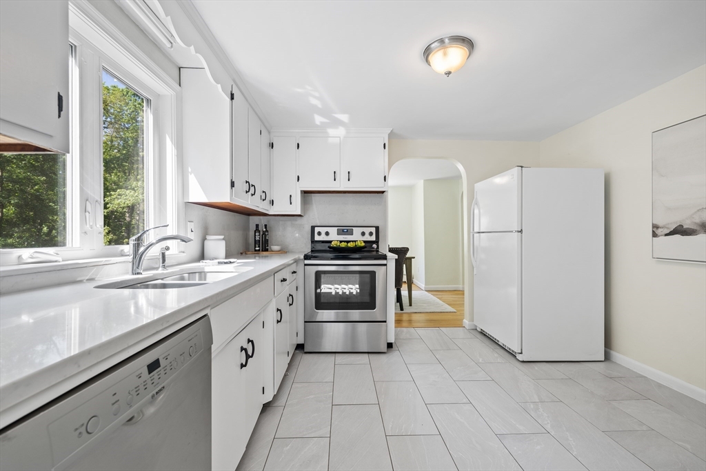 22 Rangeway Street Lexington, MA 02420 - Photo 5 of 23