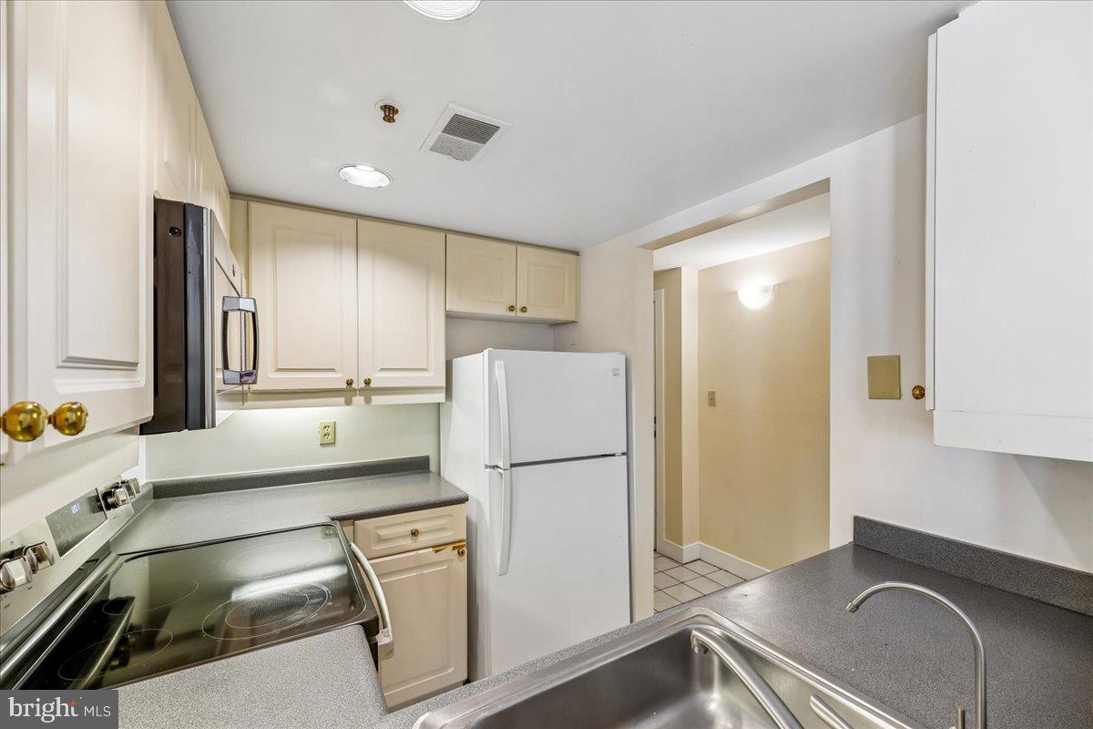 1727 R Street Northwest, Unit 201 Washington, DC 20009 - Photo 25 of 49 View into kitchen from convenient pass-through