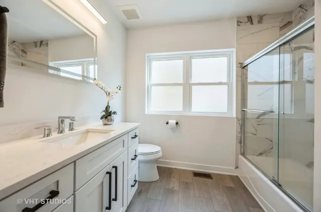 $2,700 | 823 North La Grange Road, Unit 1, La Grange Park, IL 60526