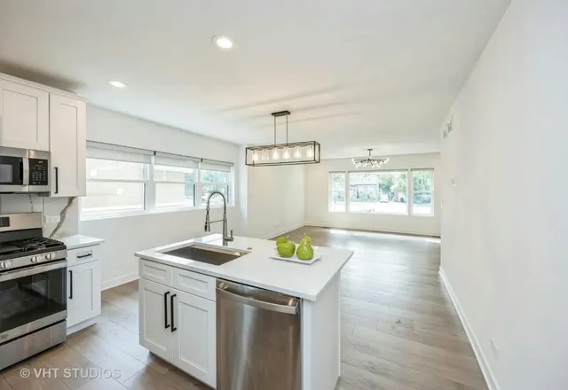 $2,700 | 823 North La Grange Road, Unit 1, La Grange Park, IL 60526