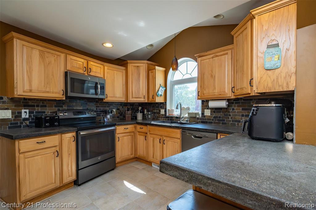 3251 Mann Road Clarkston, MI 48346 - Photo 14 of 41