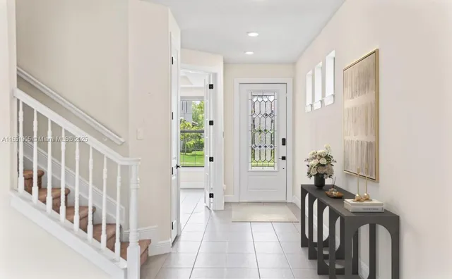 a view of an entryway with a livingroom