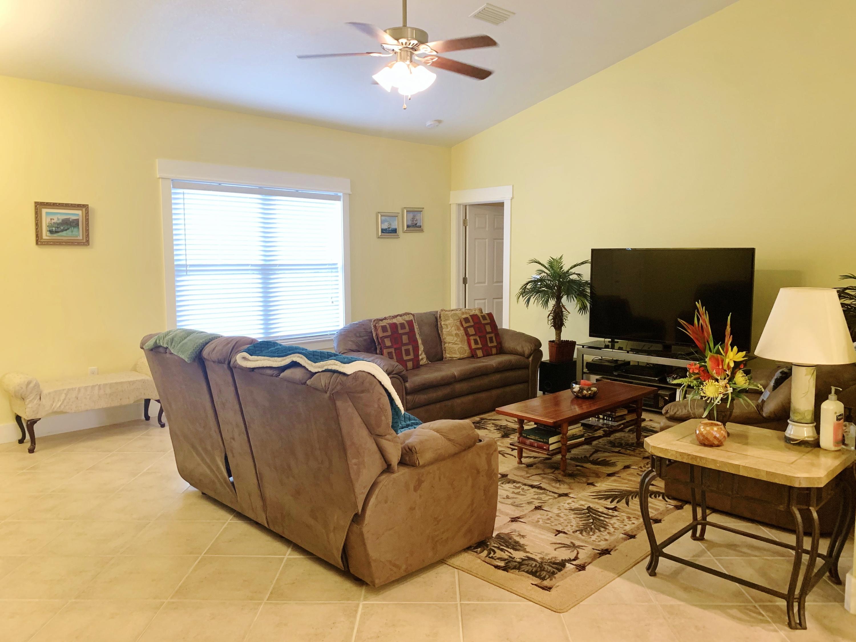 814 Site C-6 Road Freeport, FL 32439 - Photo 10 of 48 Living Room