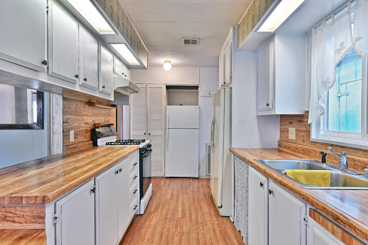 2252 Table Rock Road, Unit 59 Medford, OR 97501 - Photo 8 of 19 08 Kitchen